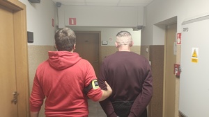 Policjant z zatrzymanym mężczyzną