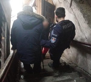 Policjanci udzielają pomocy osobom w kryzysie bezdomności