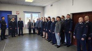 Policjanci podczas uroczystej zbiórki