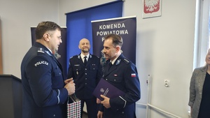 Policjanci podczas uroczystej zbiórki