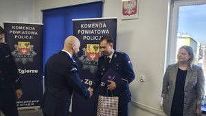 Policjanci podczas uroczystej zbiórki