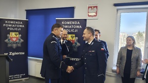 Policjanci podczas uroczystej zbiórki