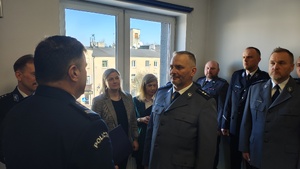 Policjanci podczas uroczystej zbiórki