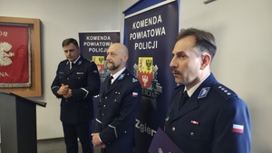 Policjanci podczas uroczystej zbiórki