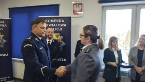 Policjanci podczas uroczystej zbiórki