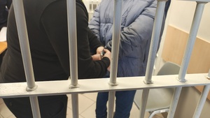 Policjanci z zatrzymanym mężczyzną