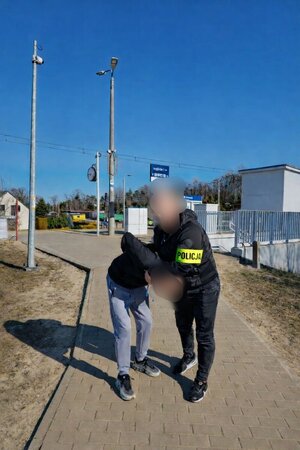 Policjant w trakcie zatrzymywania poszukiwanego mężczyzny