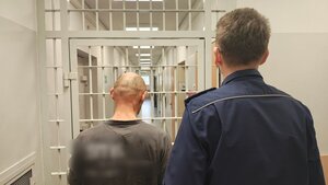 Policjant z zatrzymanym mężczyzną
