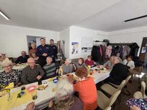 Policjanci podczas spotkania z serniorami