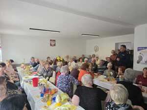 Policjanci podczas spotkania z seniorami