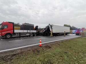 Służby pracujące w miejscu wypadku drogowego