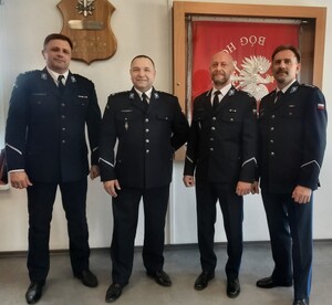 policjanci podczas uroczystej zbiórki