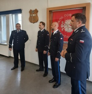 policjanci podczas uroczystej zbiórki