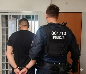 Policjant z zatrzymanym mężczyzną