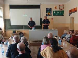 policjanci podczas spotkania z seniorami