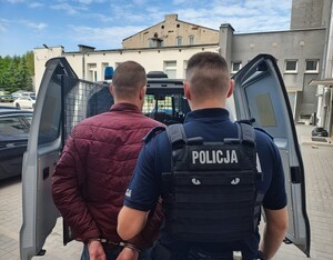 Policjant z zatrzymanym mężczyzną