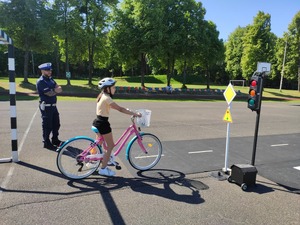 Policjanci przeprowadzający egzamin na kartę rowerową