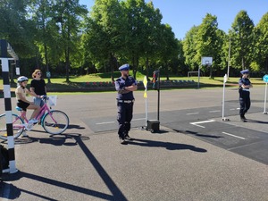Policjanci przeprowadzający egzamin na kartę rowerową