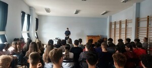 Policjant podczas spotkania z uczniami