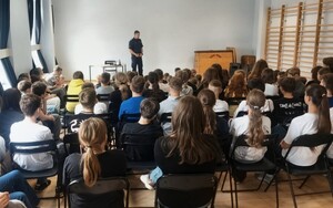 Policjant podczas spotkania z uczniami