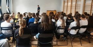 Policjant podczas spotkania z uczniami