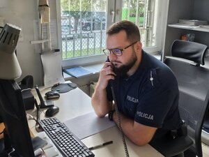 dyżurny zgierskiej komendy przy stanowisku kierowania
