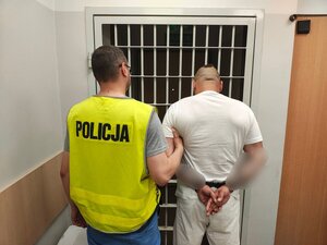 Policjant z zatrzymanym mężczyzną