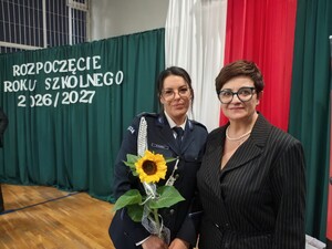 Funkcjonariuszka Komendy Powiatowej Policji w Zgierzu podczas rozpoczęcia roku szkolnego w Zespole Szkół numer 1 w Bratoszewicach