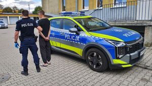 Policjant z zatrzymanym mężczyzną
