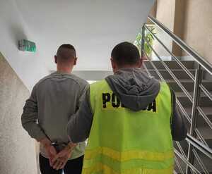 Policjant z zatrzymanym mężczyzną