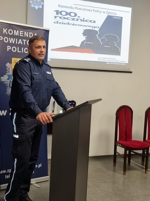 Policjanci podczas obchodów 100-lecia dzielnicowych